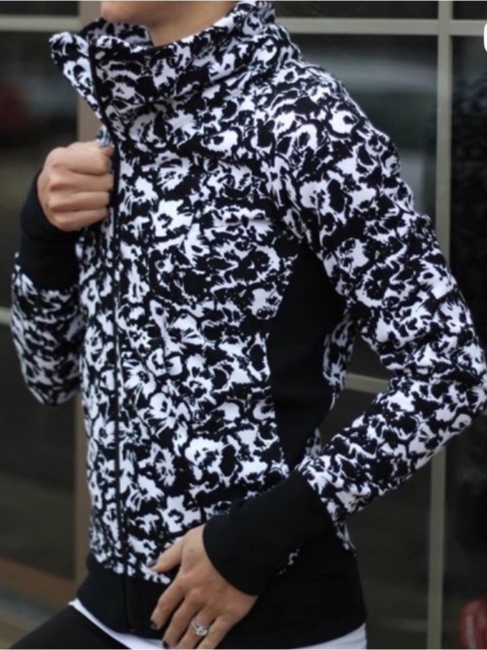Lululemon Cozy Cuddle Up Jacket size 6 Black & White